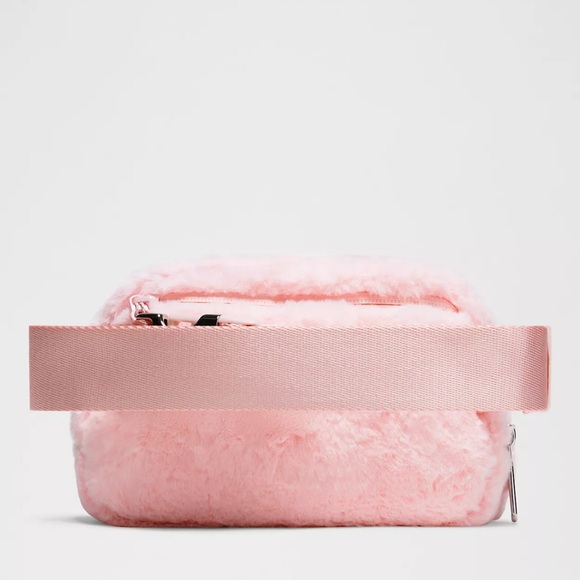 Lululemon Everywhere Belt Bag Plush Fleece in Strawberry Milkshake Pink NWT - Picture 5 of 11